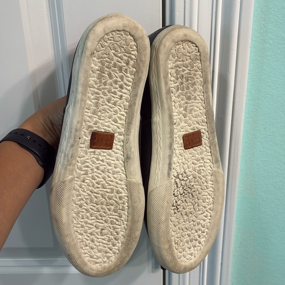 FRYE - Picture 3 of 3